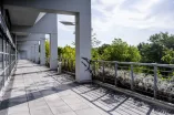 Foto: Terrasse des Veranstaltungszentrum (VZ) mit Blick ins Grüne