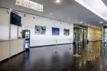 Foto: Foyer im Veranstaltungszentrum (VZ) der Ruhr-Universität Bochum (RUB) mit Counter und Stehtischen