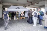 Foto: Stand vor dem Hörsaalzentrum Ost (HZO), größtes Hörsaalgebäude an der RUB, überdacht