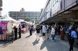 Foto: Stände und viele Menschen auf dem Campus der Ruhr-Universität Bochum