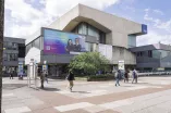 Foto: Riesen-Außenbanner am Musischen Zentrum am Übergang von Unibrücke zum Campus