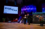 Photo: Academic anniversary celebration 2025 in the Audimax, presenter Henrike Tönnes and Rector Prof. Dr. Martin Paul on stage
