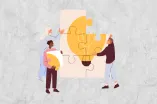 Grafische Darstellung von drei Personen, die ein großes Puzzle zusammensetzen, das eine Glühbirne zeigt