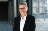 Eine Frau im schwarzem Jackett