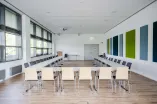 Foto: Saal 4 im Veranstaltungszentrum der Ruhr-Universität Bochum, Aufnahme hinten aus dem Saal