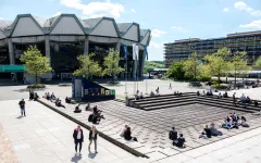 Das sonnige Forum vor dem Audimax der RUB