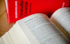 Strafgesetzbuch, aufgeschlagen.