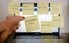 Post-It Grundsatzfragen TV-L vor Laptop.