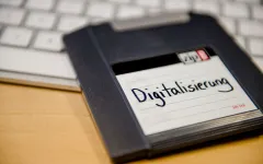 Diskette mit Aufschrift Digitalisierung liegt auf PC-Tastatur