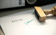 Genehmigt-Stempel auf Antrag