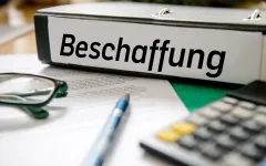 Aktenordnerrücken mit dem Wort Beschaffung beschriftet, Kugelschreiber, Brille, Dokument, Taschenrechnertastatur
