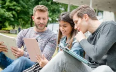 Studierende mit digitalen Endgeräten