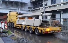 Abtransport eines Balkons mit NA-Schriftzug beim Abriss des NA-Gebäudes.