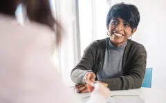 Studentin bei der Beratung