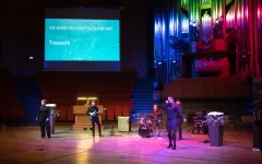 Foto: Band spielt im Audimax.