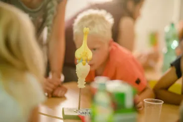 Kinder bei der Ferienwoche an der RUB betrachten in der Biopsychologie das Modell einer Taube