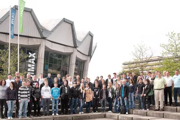 RUB-Azubis vor dem Audimax