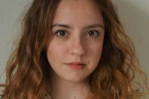 Ein Foto von Fotini Kouneli, auf dem sie frontal in die Kamera schaut