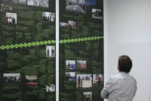 Ansicht der Infotafeln der Ausstellung "RUB 60 – Built to change since 1965" (2025) im Foyer des Gebäudes der Universitätsverwaltung