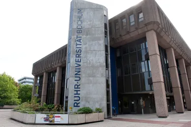 Seitenansicht Verwaltungsturm der RUB