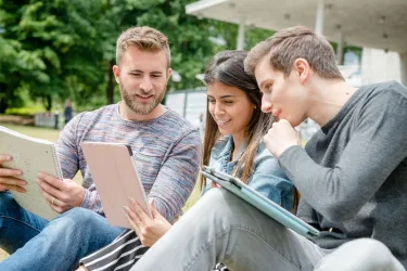 Studierende mit digitalen Endgeräten