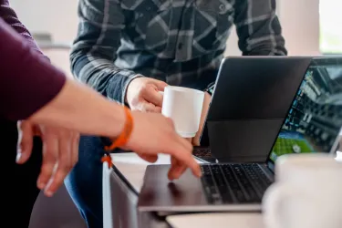 Hände auf einer Laptop-Tastatur 