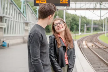 Student und Studentin am Gleis der Haltestelle Ruhr-Universität