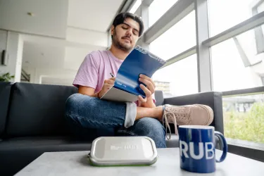 Student mit Unishop-Merchandise