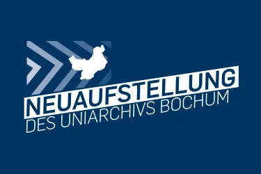 Das Logo des PDV-Projekts des Universitätsarchivs mit dem Titel "Neuaufstellung des Universitätsarchivs" ist gestalterisch an das allgemeine Logo angelehnt: Über dem schräg gesetzten Schriftzug mit dem Titel des Projekts befinet sich ein trapezförmiges Viereck mit dem Umriss der Henne und von links nach rechts verlaufenden Pfeilen, die an das allgemeine Logo des PDV-Programms angelehnt sind.