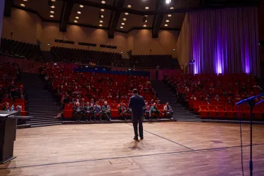Foto: Rektor steht im Großen Saal des Audimax vor Publikum