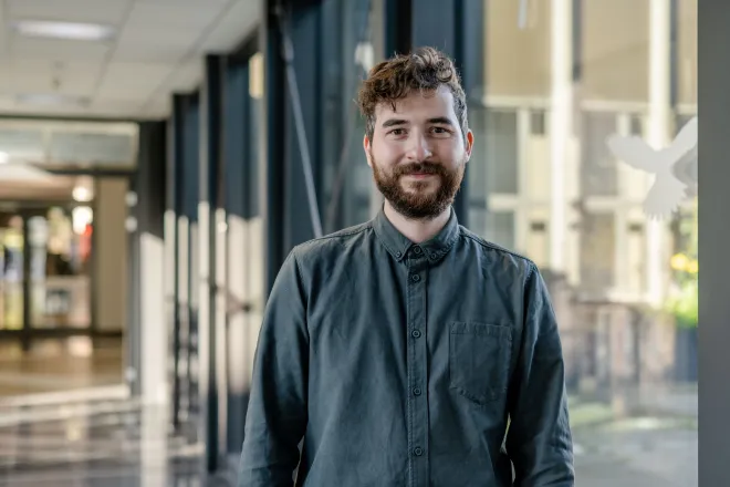 Porträtfoto Martin Adler, Mitarbeiter Universitätsarchiv.