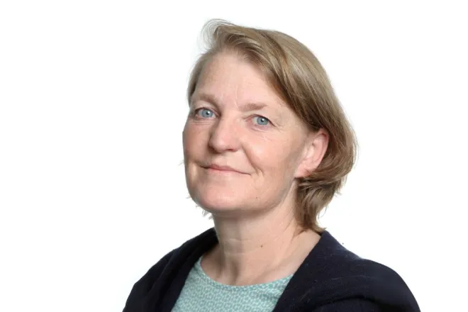 Ein Portraitfoto vor schlichtem Hintergrund von Katja Maercklin