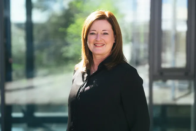 Eine Frau in schwarzer Bluse