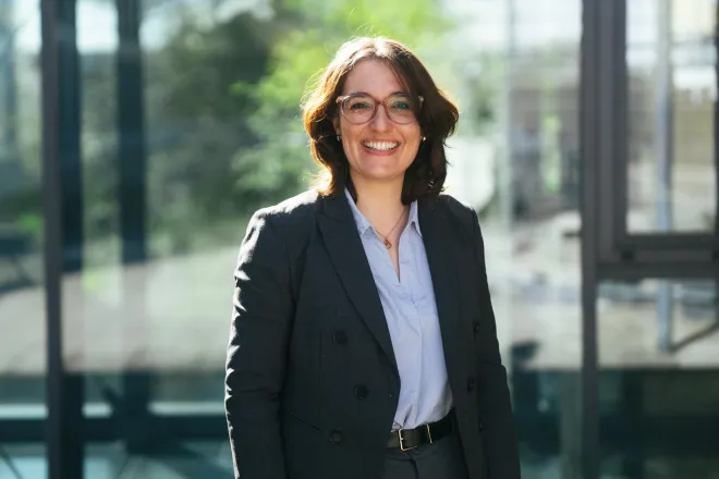 Eine Frau im Hosenanzug in der Sonne