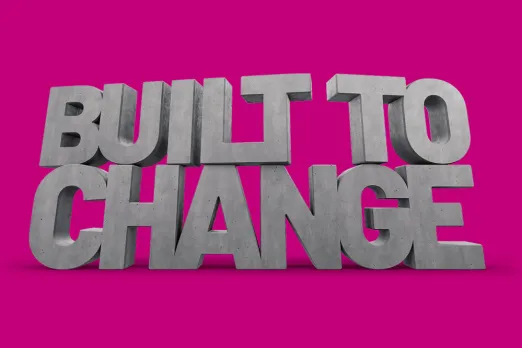 Grafik: Slogan Built to change in Beton-Optik mit pinkem Hintergrund