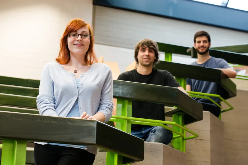 Studierende und Doktoranden auf Stufen