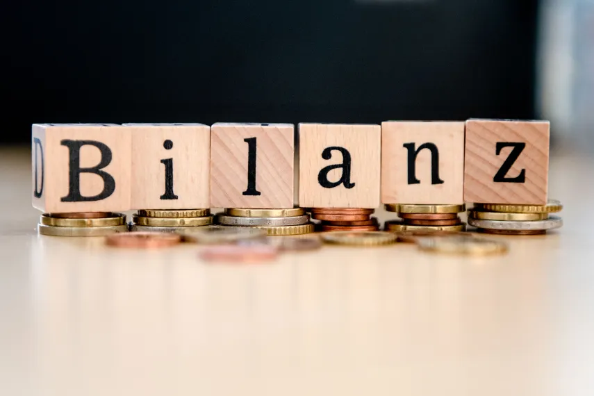 Mit Scrabble-Buchstaben das Wort Bilanz auf Centstücken gebaut. 