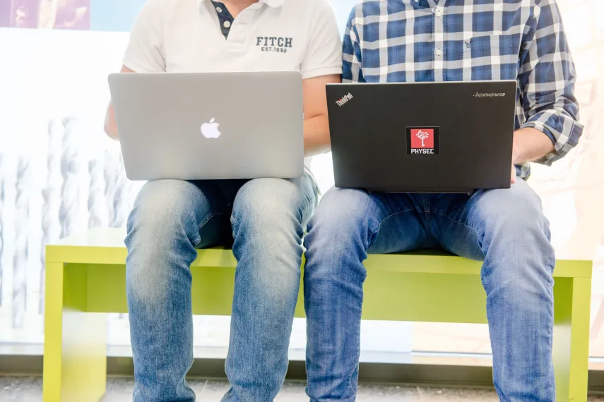 Zwei Personen mit Laptop