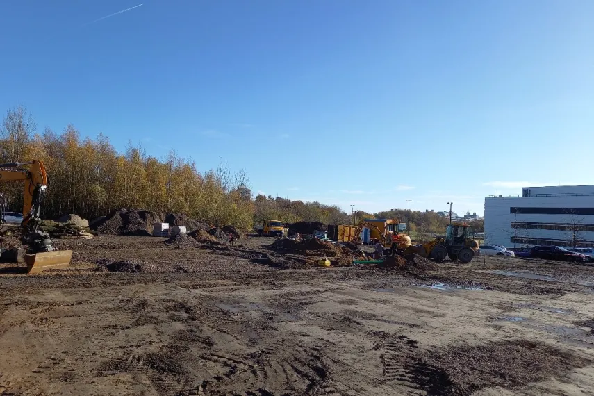 Baustelleneinrichtung, Absteckung, Erdarbeiten im Projekt Freisportanlage.