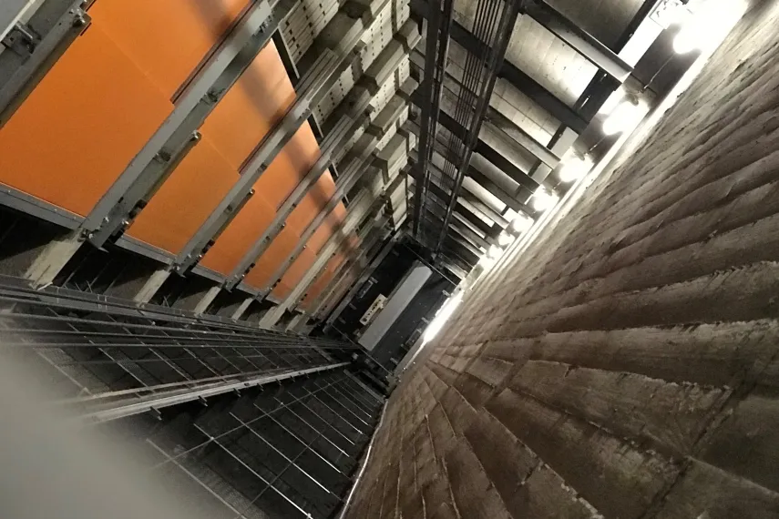 Blick in einen Aufzugsschacht.
