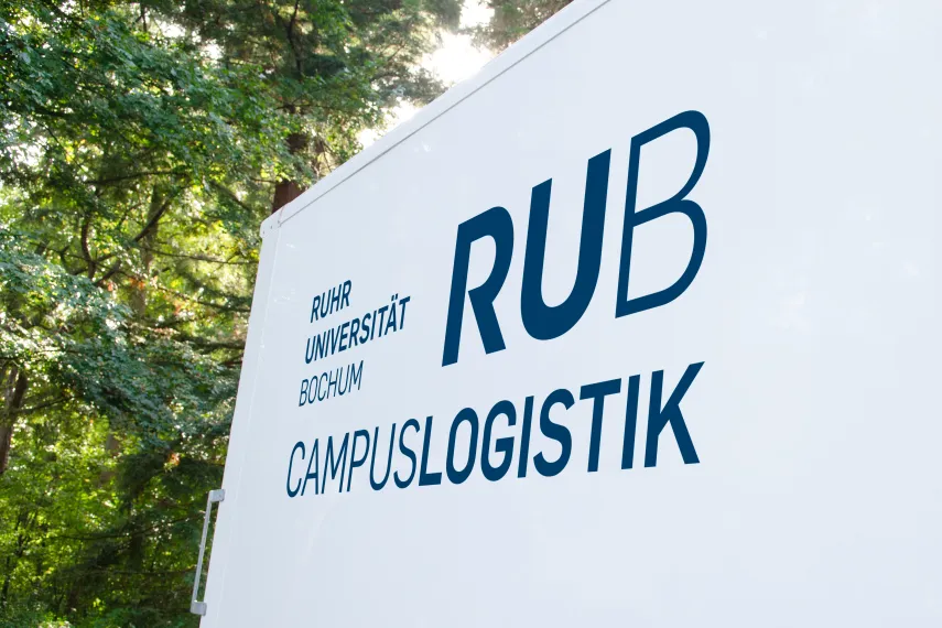 Schild mit Aufdruck Campuslogistik im Freien.