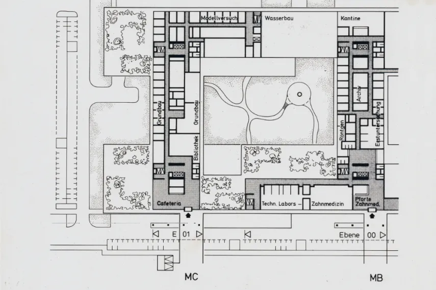 Das Bild zeigt den Grundriss eines Gebäudekonzepts aus der Planungshistorie der Gebäude MB, in dem sich heute u. a. das Universitätsarchiv befindet, und MC, die so jedoch nicht umgesetzt wurden. | The image shows the floor plan of an early layout concept for the MB building, which now houses the University Archive, and MC. The buildings‘ final layout is different, though.