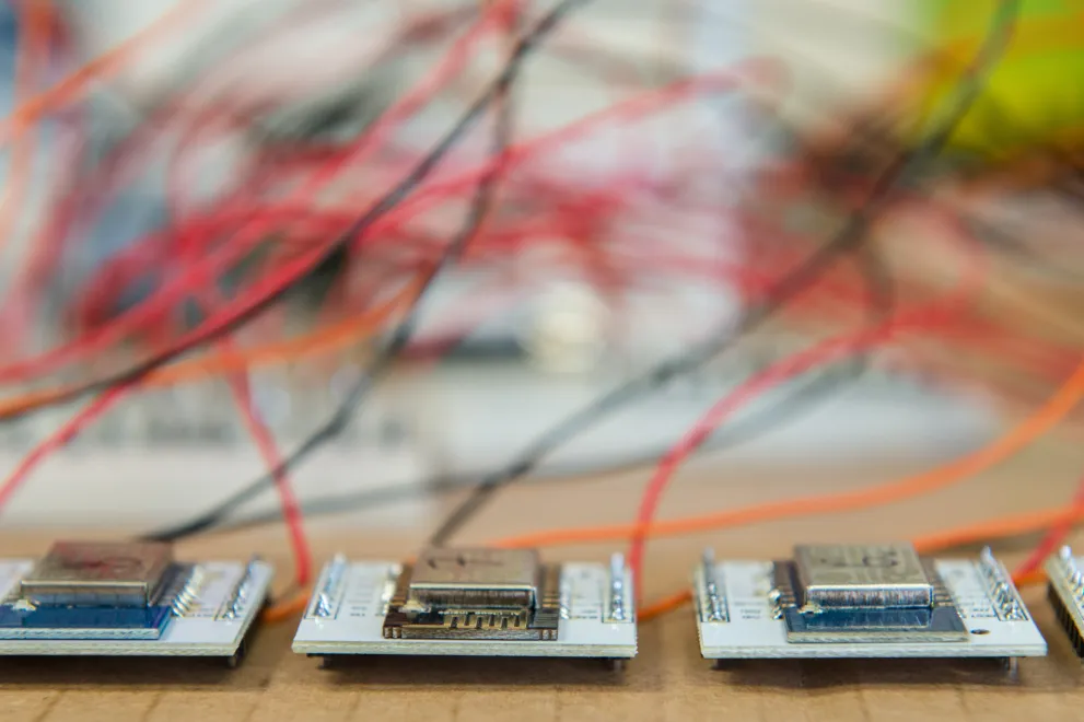 Detailfotografie Arbeitsproben Platinen und Kabelgewirr