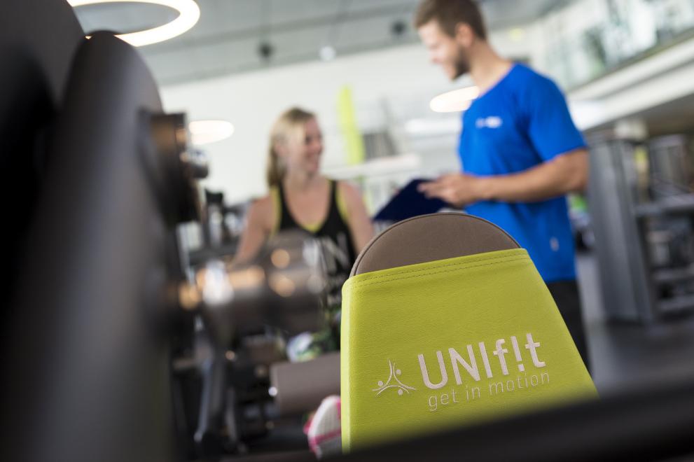 Trainer und Trainee im Unifit, dem Fitnessstudio des Hochschulsports Bochum.