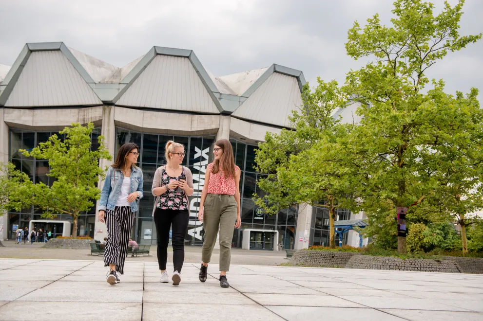 Studentinnen auf dem RUB-Campus