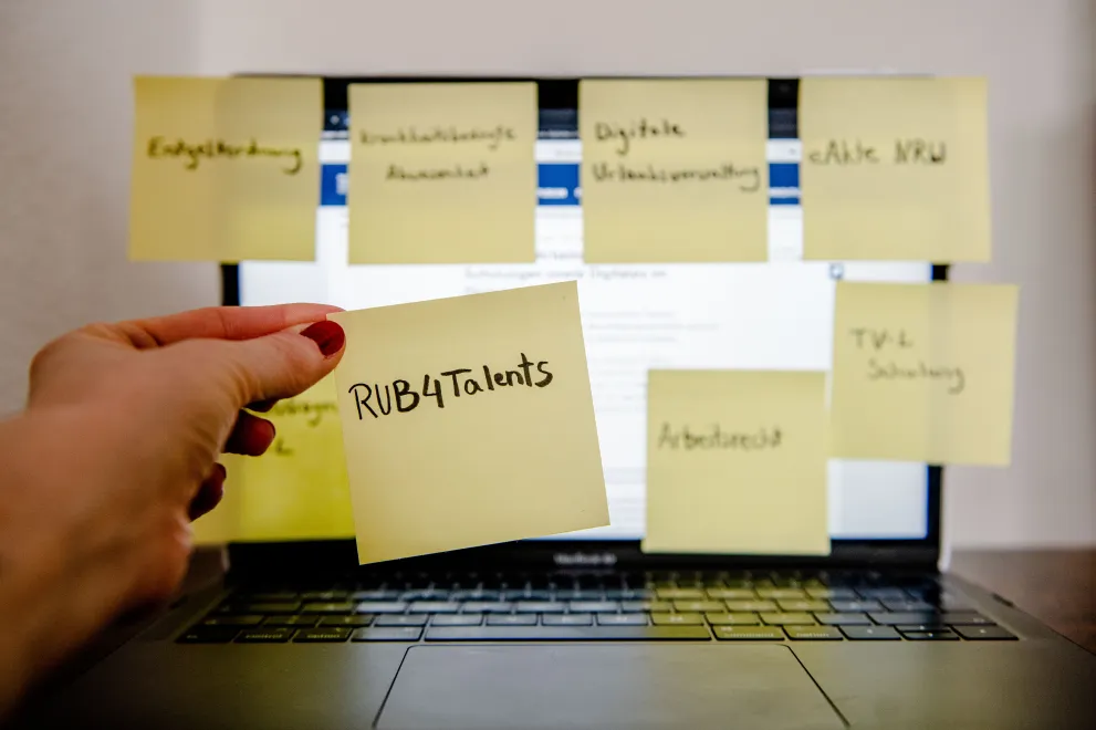 Post-It RUB4Talents vor Laptop.