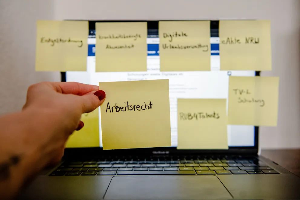 Post-It Arbeitsrecht vor Laptop.
