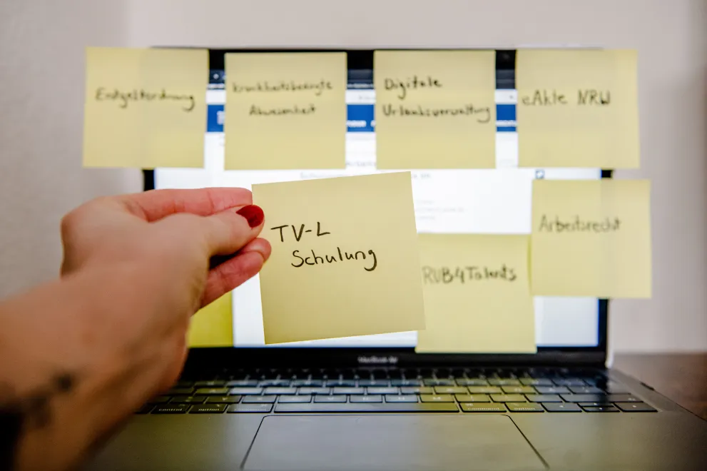 Post-It TV-L Schulung vor Laptop.