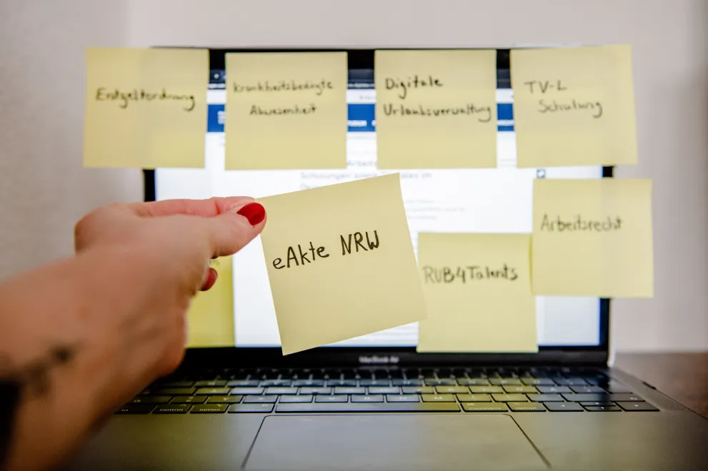Post-It eAkte NRW vor Laptop.