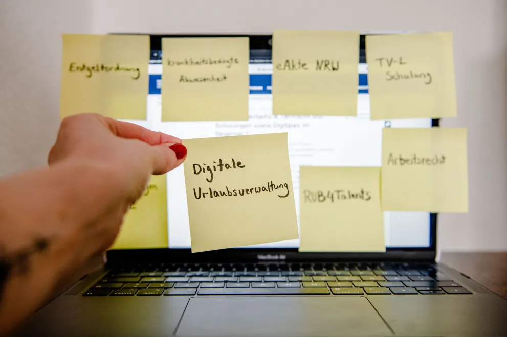 Post-It Digitale Urlaubsverwaltung vor Laptop.